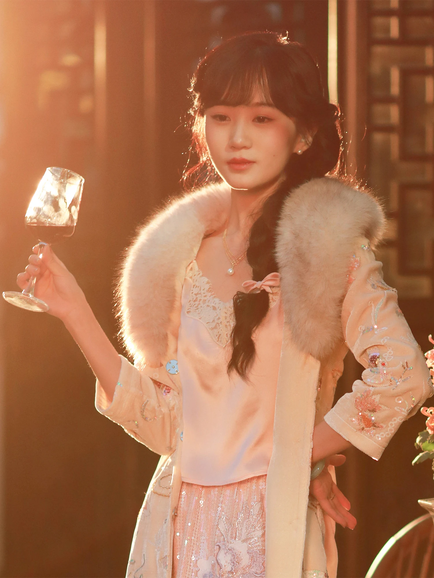 

Шелковый атласный сексуальный кружевной жилет-накидка с V-образным вырезом, высококачественный, элегантный, в китайском стиле Ханьфу, женская модная одежда, осень 2025