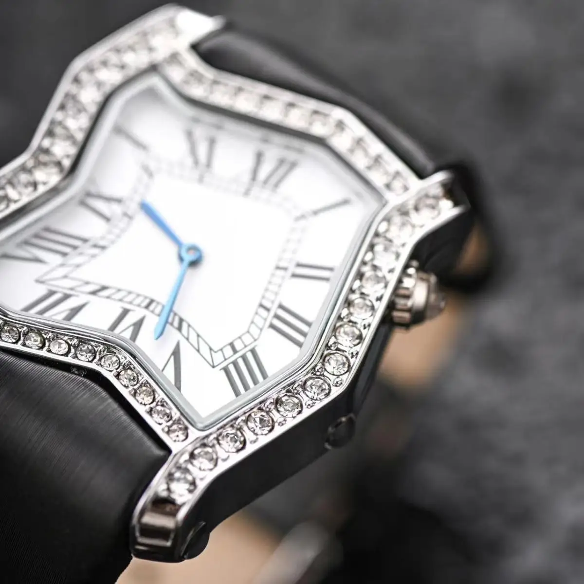 特殊な形のツイストスクエアクォーツ時計ヨーロッパとアメリカの男性用と女性用の時計、男性用と女性用の時計ギフト