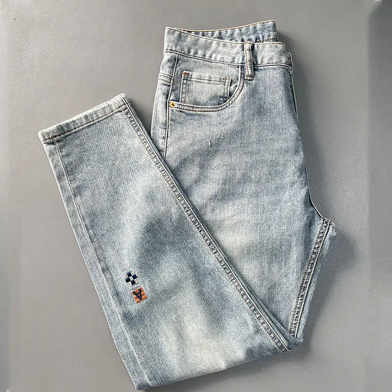

Новые светлые джинсы, мужские летние тонкие эластичные прямые винтажные модные брюки с вышивкой микро позвоночника, потертые мужские брюки