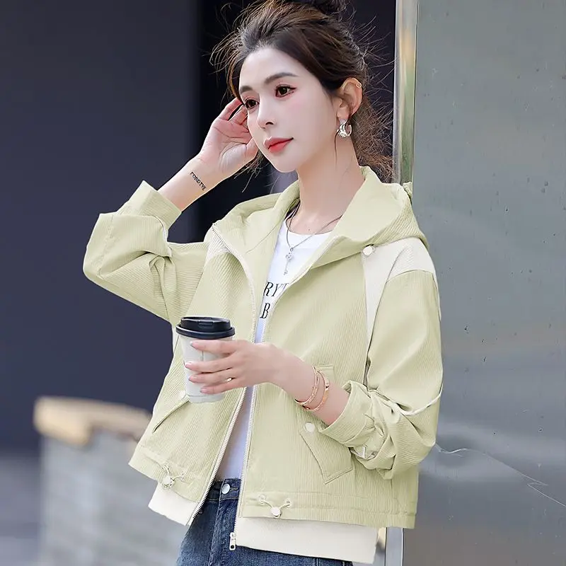 

Новая осенняя укороченная куртка для женщин 2026 года, коллекция, с лоскутным дизайном, повседневная ветровка с капюшоном, универсальный женский топ