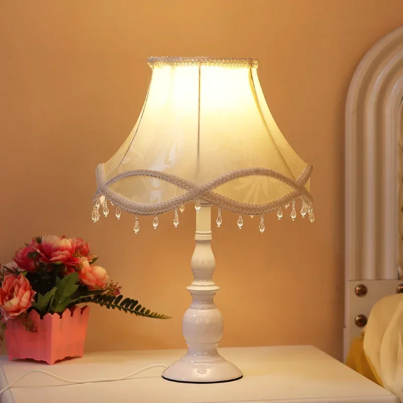 European style bedroom bedside table, retro nostalgic warm wedding lamp, high aesthetic value dowry princess table lamp