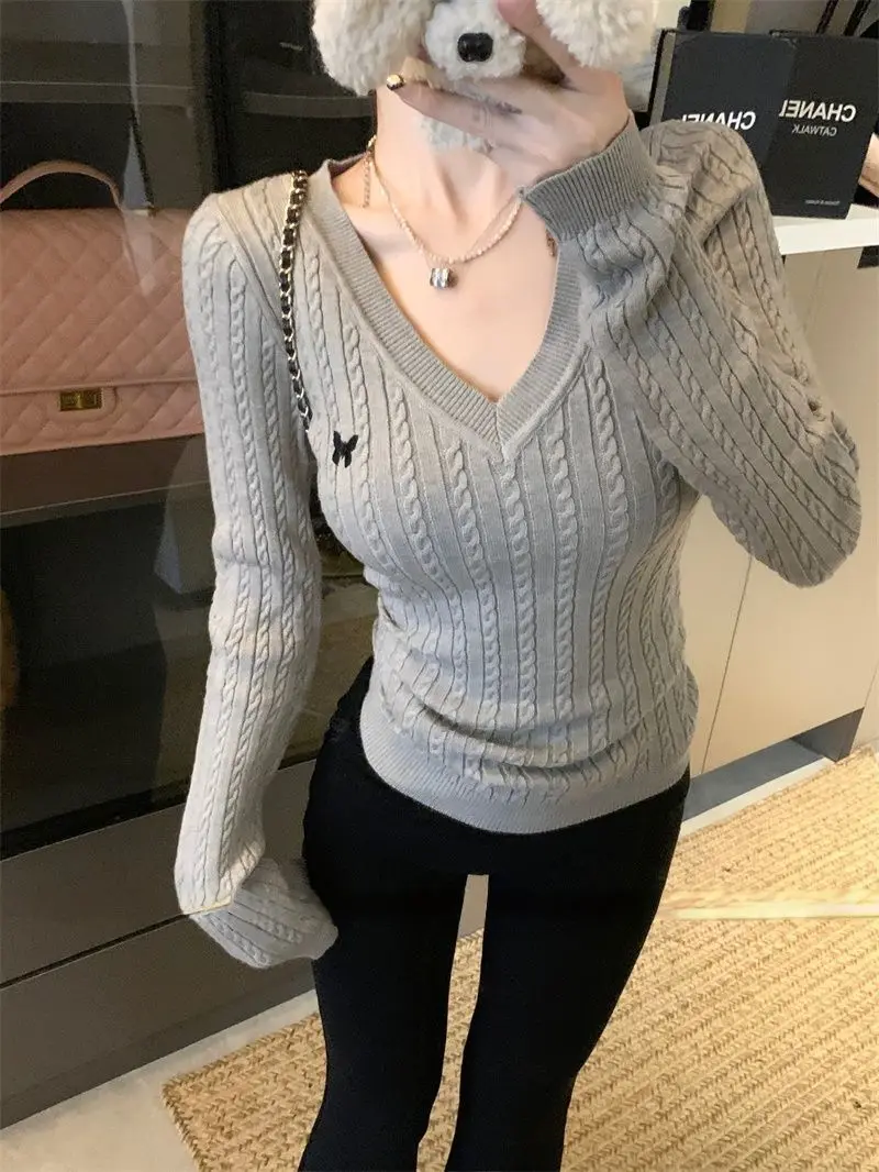 Grauer, schlichter, mit Schmetterlingen bestickter, gedrehter, langärmliger Strickpullover mit V-Ausschnitt im koreanischen Stil, schlankmachend und vielseitig für Damen