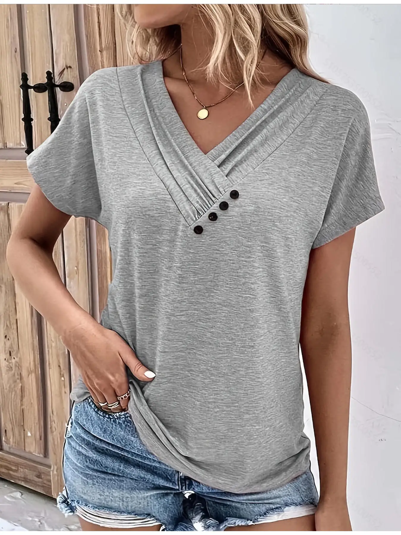 تي شيرت نسائي رمادي مقاس كبير برقبة على شكل حرف V: أنيق، فضفاض ومريح، مثالي للنزهات والمكتب 1-5XL