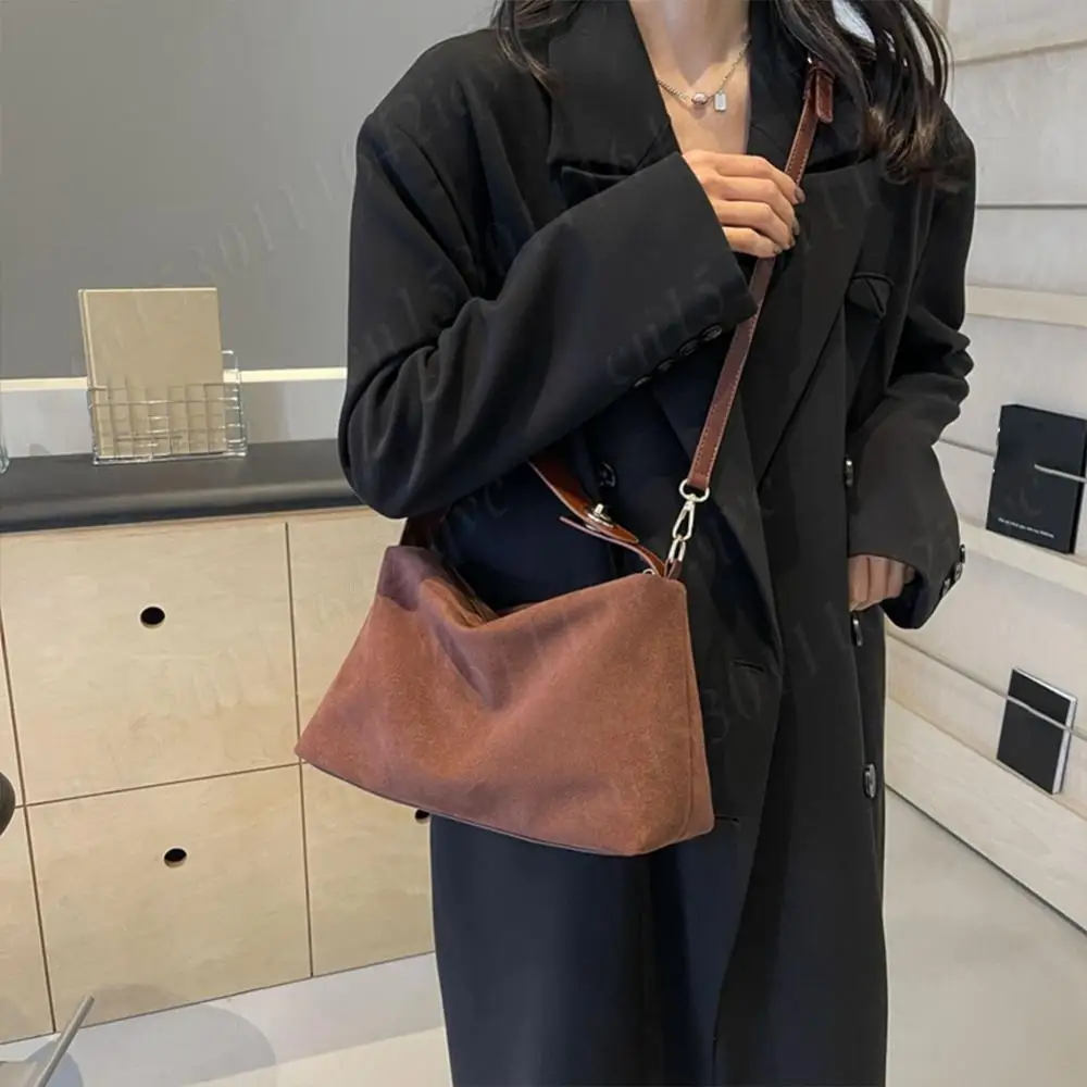 Bolsa de ombro de camurça para mulheres, bolsa crossbody, alça ajustável, bolsa hobo com bolso interno, bolsa bolsa com zíper, bolsa