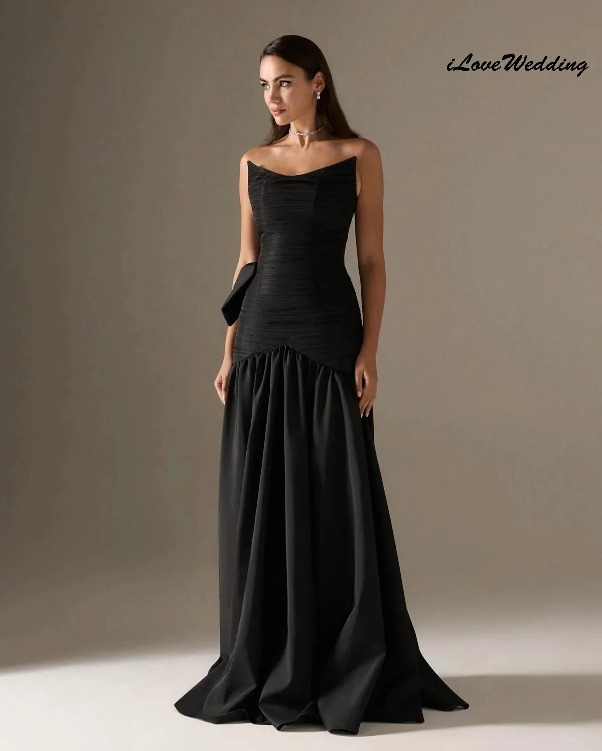 فساتين لحضور الحفلات الموسيقية باللون الأسود على شكل حرف v مخصصة 2025 بدون حمالات على شكل حرف a أنيقة للنساء فستان الحفلات على شكل حرف a مطوي فساتين سهرة طول الأرض