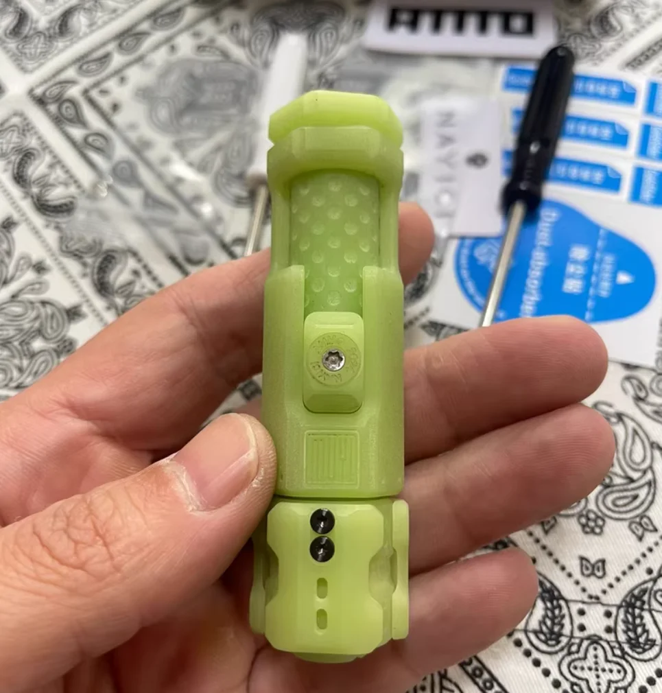 Used EDC MUYI Musketeer Night Light Green Fingertip gyroscope Decompression toys