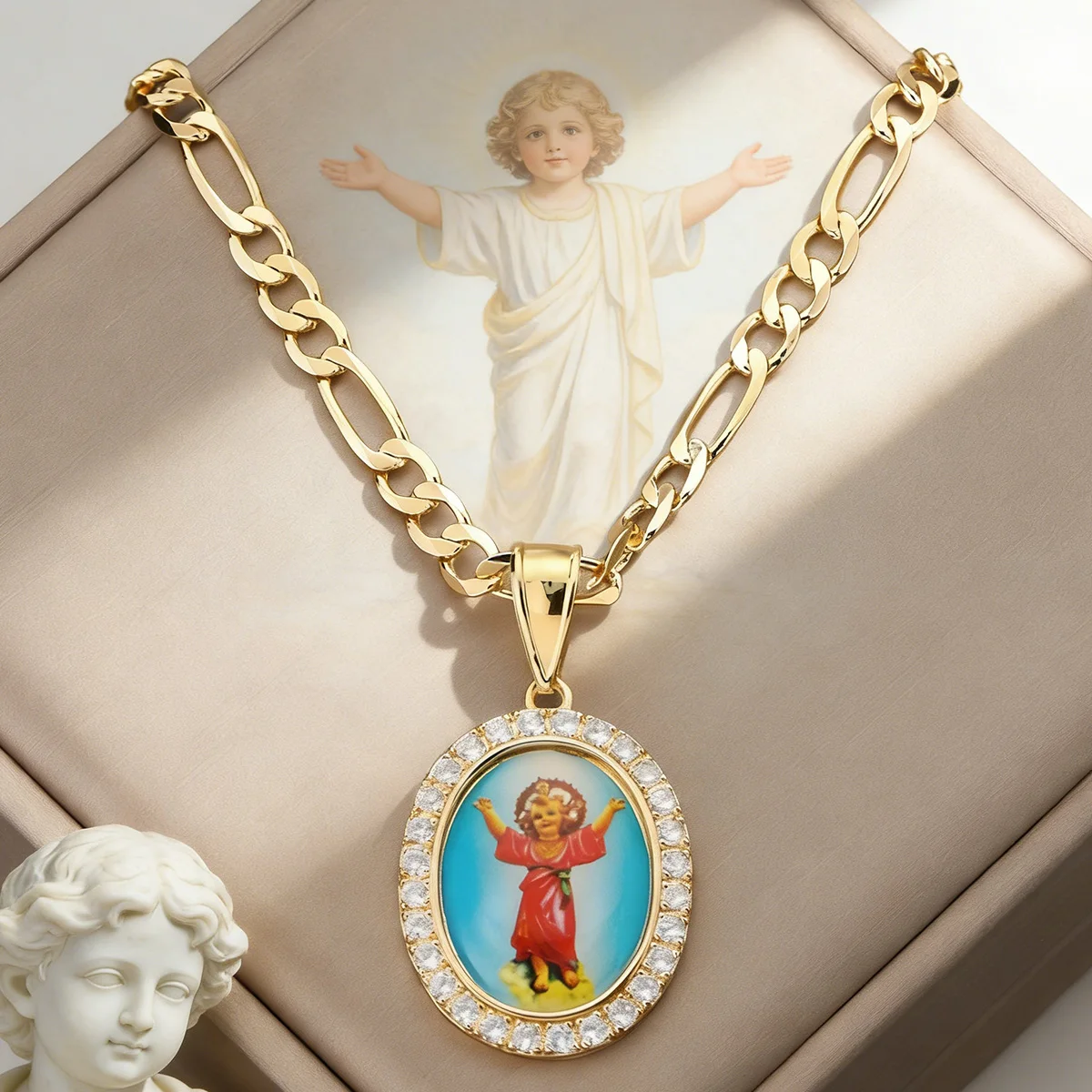 Collar con Colgante Ovalado de Jesús Niño Divino (1 Pieza) |   Exquisitos y Magníficos Collares con Colgante de Jesús Levantando las Manos