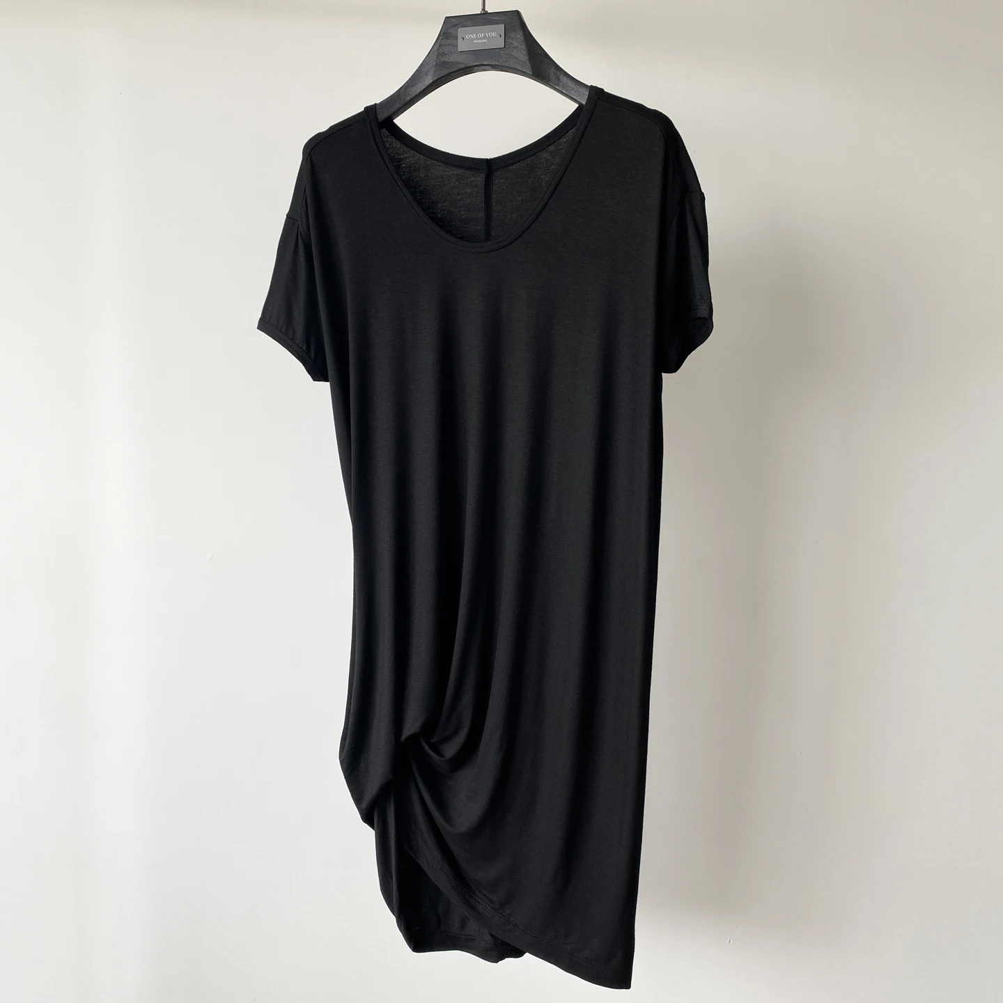 Camiseta Larga Asimétrica Estilo Oscuro para Mujer, Verano, Manga Corta, Efecto Drapeado, Corte Estándar T196, Color Puro, Unisex