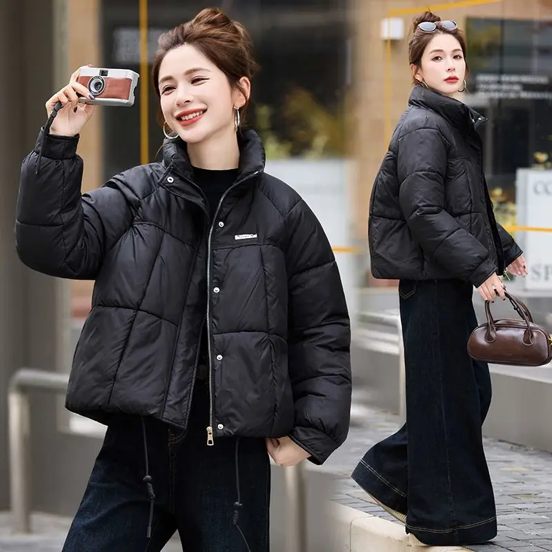 سترة قطن حمراء للنساء شتاء قصير 2025 نمط جديد مزاجه عصري صغير الوقوف طوق سترة قطنية سميكة دافئة