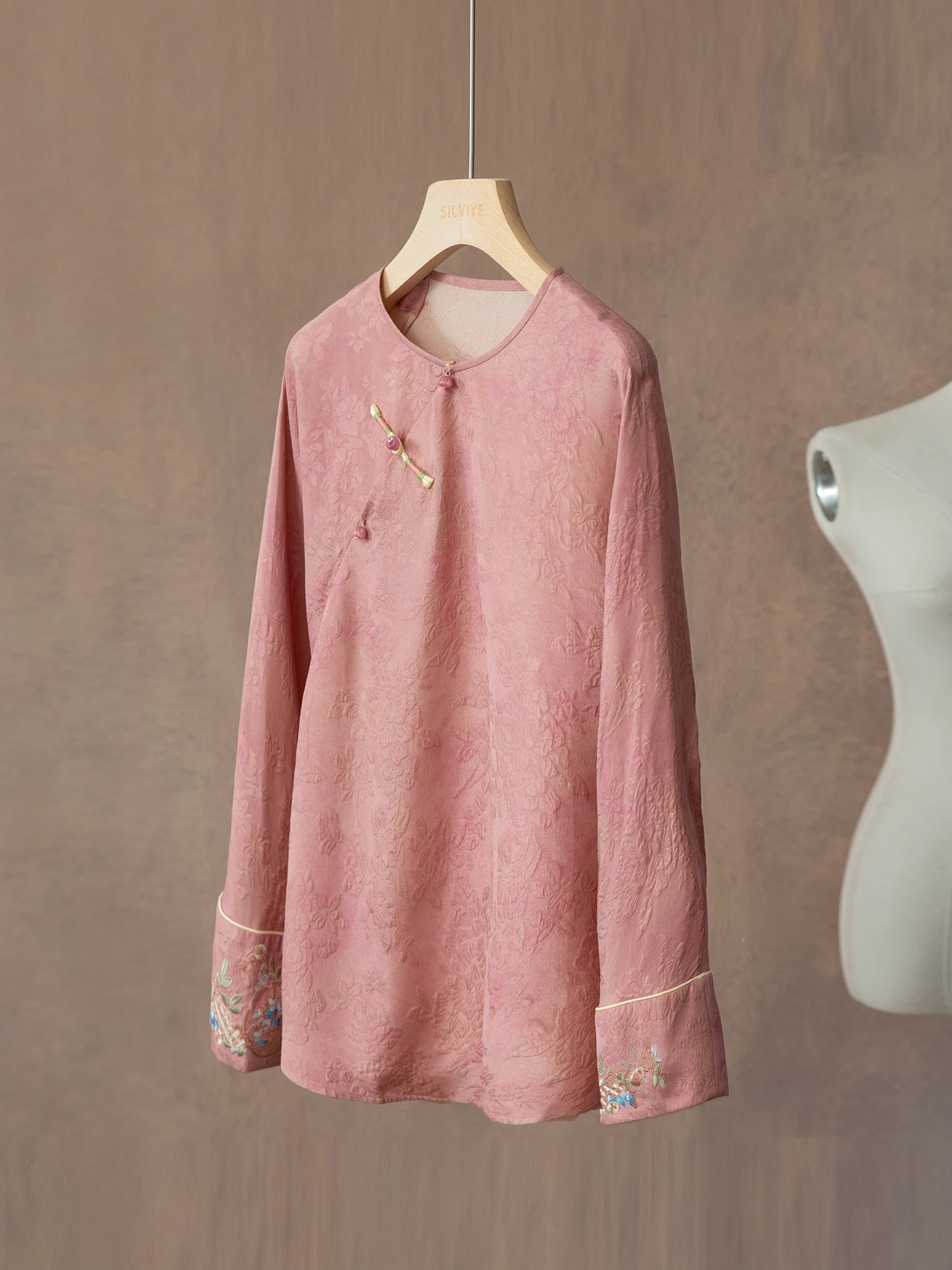 

Silviye Silk Embroidered Floral Loose Top Women's Fashion Straight Cut Long Sleeve round Neckline Traditional Chinese Style B...