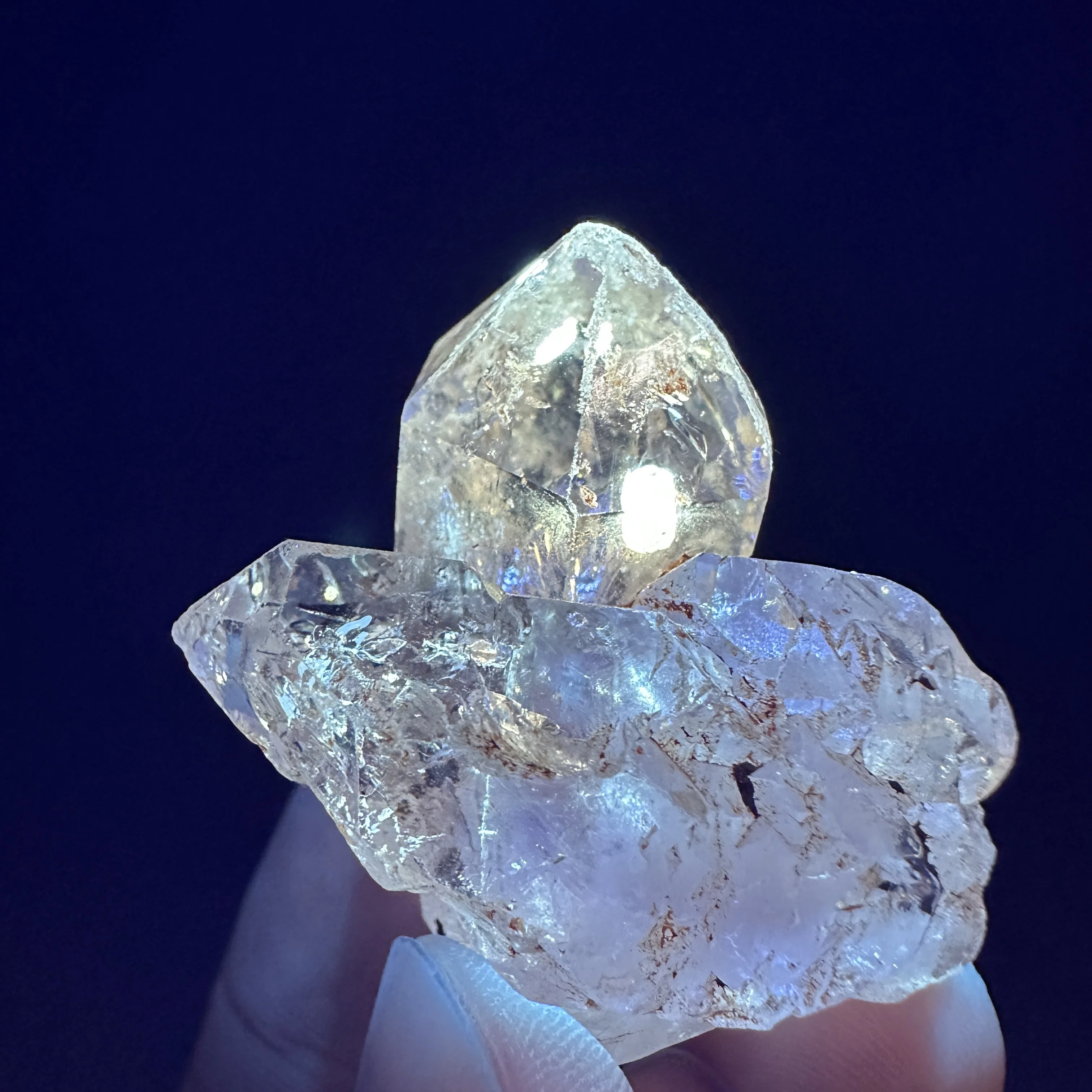 Natural Petroleum Crystal Oil Gall Quartz Fluorescence Effect Mineral Specimen From Pakistan