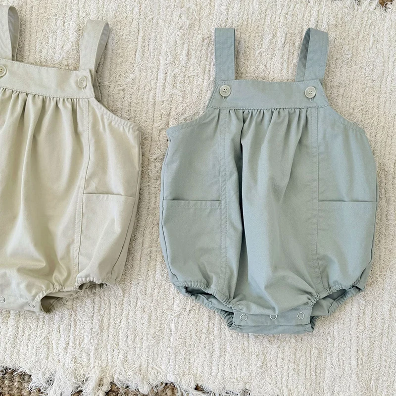 ربيع جديد 2026 ملابس أطفال 0-24 متر ملابس أطفال حديثي الولادة من البنات والأولاد بدون أكمام بلون سادة بدلة تسلق على الطراز الكوري من القطن