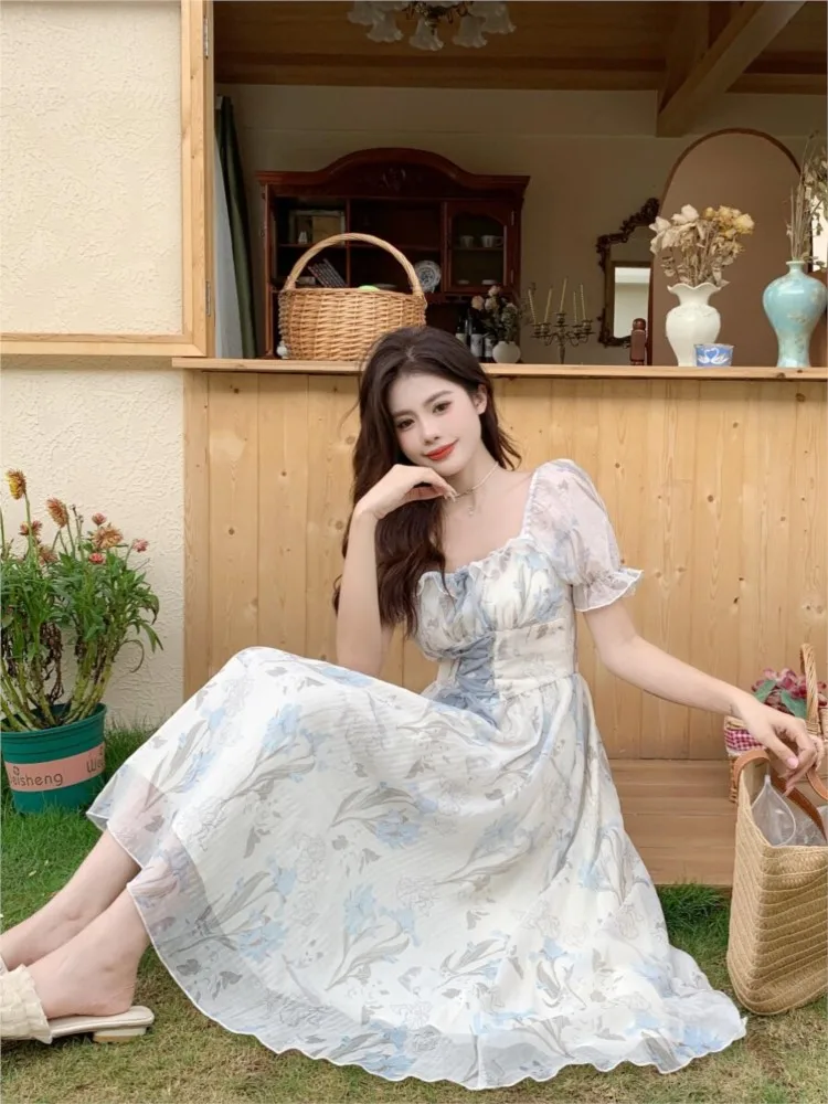 A large-sized printed short-sleeved word skirt with cinched waist and gentle plump style