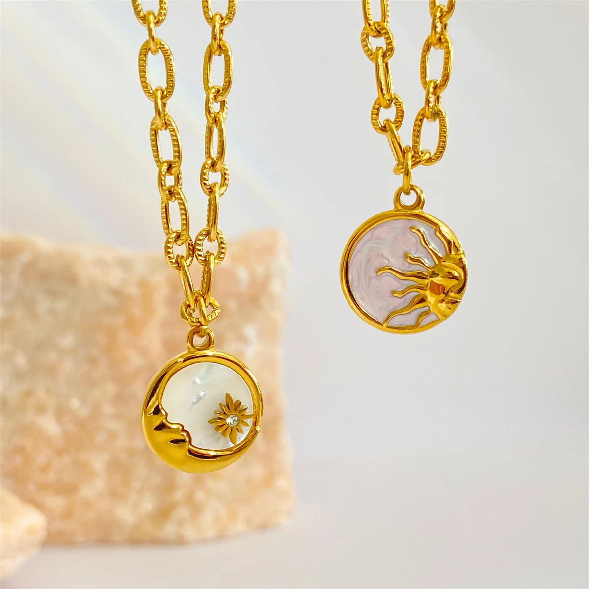 Vintage-Stil Sonne und Mond kreisförmige Münze Mutter Muschel Anhänger Halskette, Edelstahl Ofen vakuumplattiert 18 Karat Gold – Detail 2