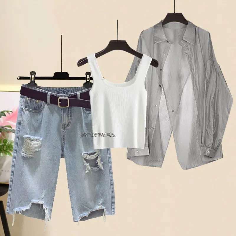 Kemeja Tabir Surya Abu-abu Sifon Baru Musim Panas Wanita 2025 + Rompi Rajut + Celana Pendek Denim Berlubang Set 3 Potong Celana Elegan Korea Setelan 2 Potong