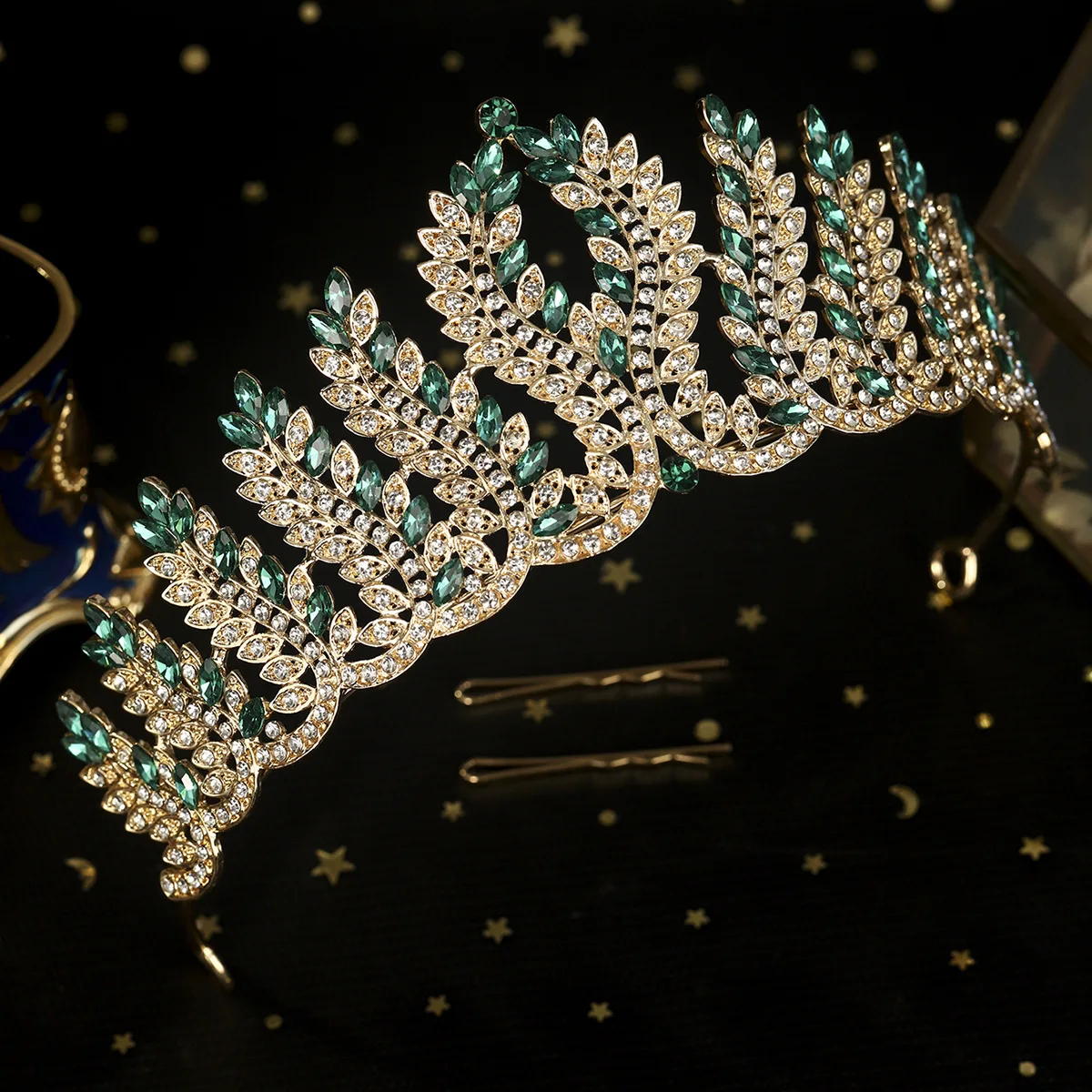 DIEZI Vintage Baroque Green Red Crystal Tiara Crown Women Girls Party Queen Rhinestone Crown Christmas Hair Dress Accessories
