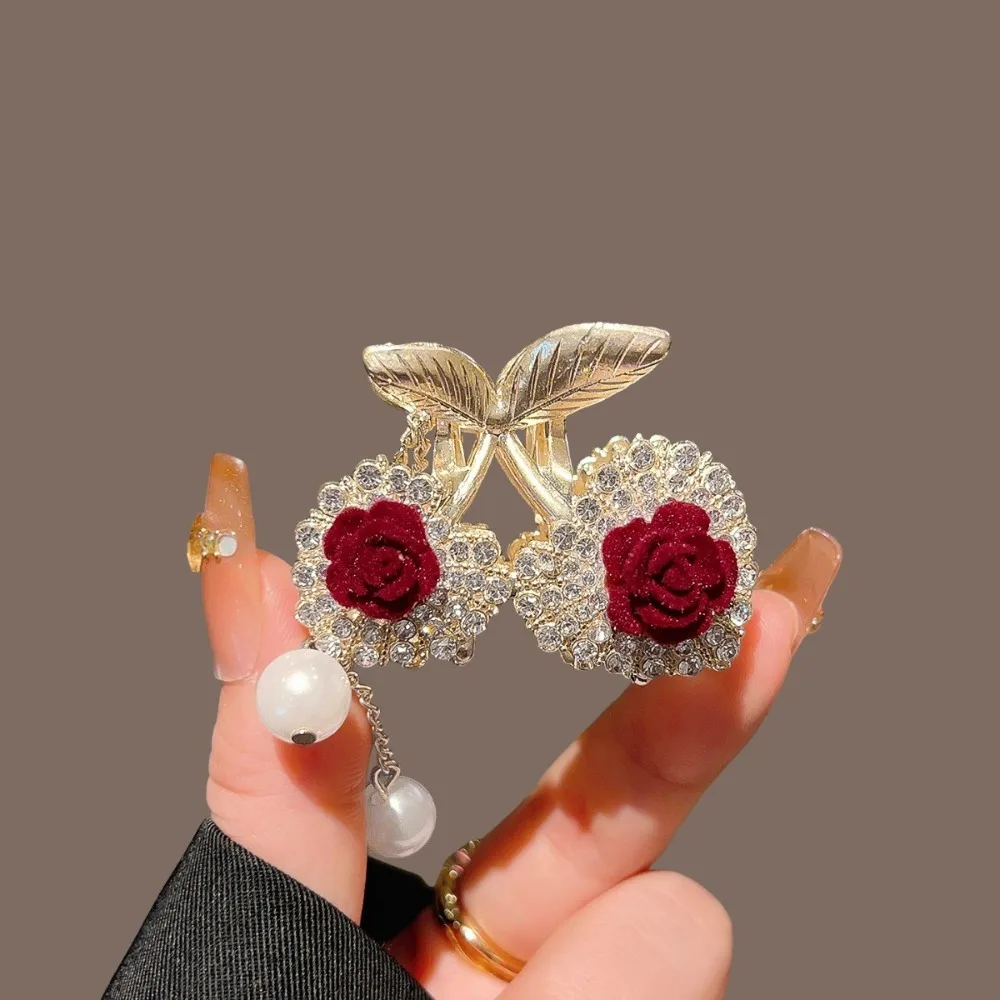 

Заколка для волос винно-красной розы — золотой металлический каркас, инкрустация цирконом, жемчужная кисточка, элегантный стиль ретро, сверкающий декоративный аксессуар для волос
