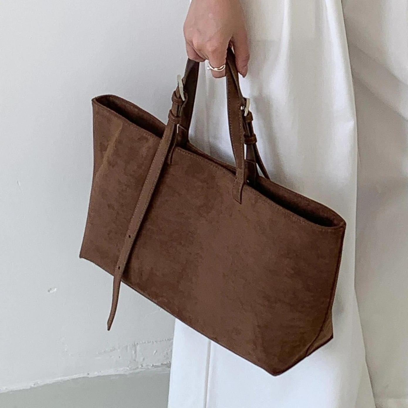 

Большая сумка из искусственной замши для женщин, новая мода, корейские простые сумки на плечо большой вместимости, повседневные однотонные трендовые сумки bolsa