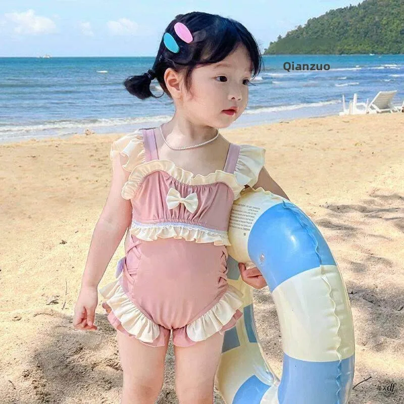 Adorable Children's One-Piece Swimsuit for Girls Beautiful Swimming Costume Fast-Drying Water Park Suitable Geometric Pattern