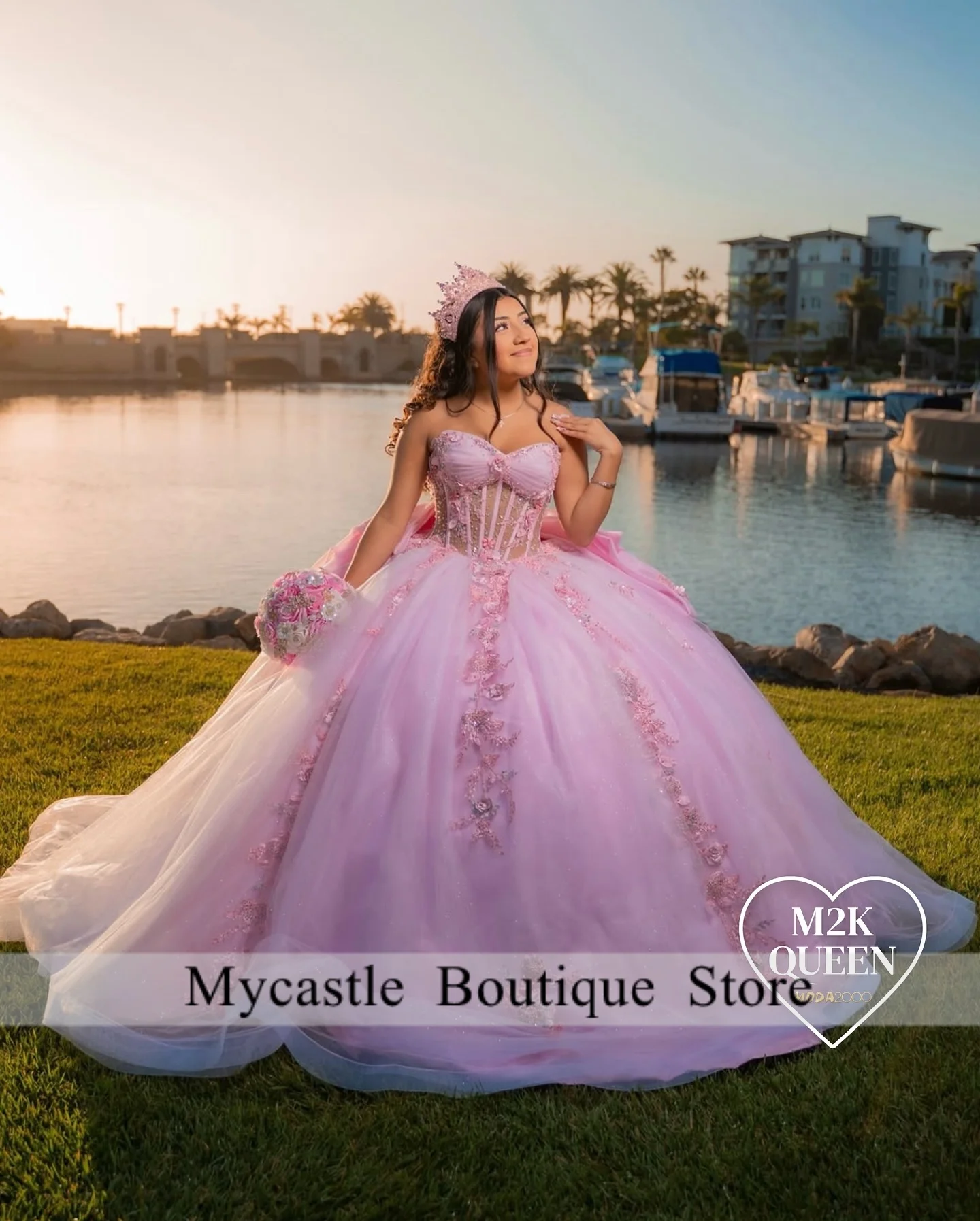 

Розовые кружевные аппликации Quinceanera платья 2025 с бантом и кристаллами платье для дня рождения Sweet 16, платье Vestidos 15 De Anos по индивидуальному заказу