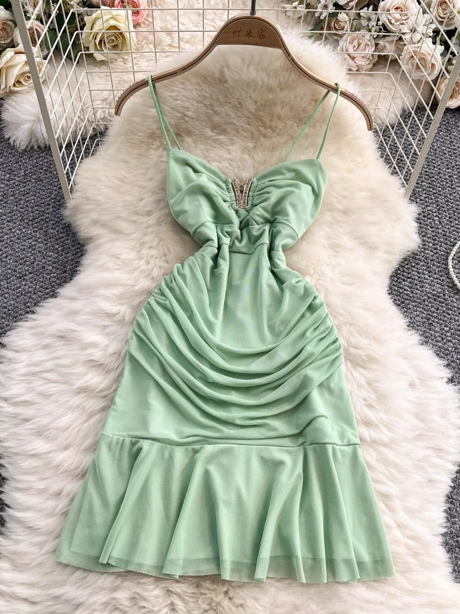 Foamlina 2025 ความรู้สึกใหม่ V คอด้านบนชุดกระโปรงเสื้อผ้าผู้หญิงเอวบางจีบ ruffle EDGE ขนาดกลางและชุดยาว