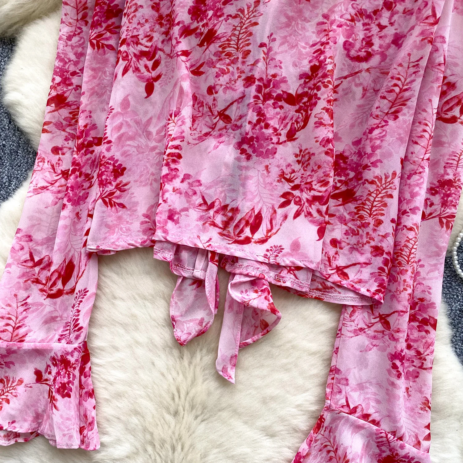 เสื้อวินเทจแขนบานคอวีแขนยาวบางสง่างามแฟชั่นผู้หญิงฮอตสวีทเสื้อผู้หญิงเสื้อผ้า