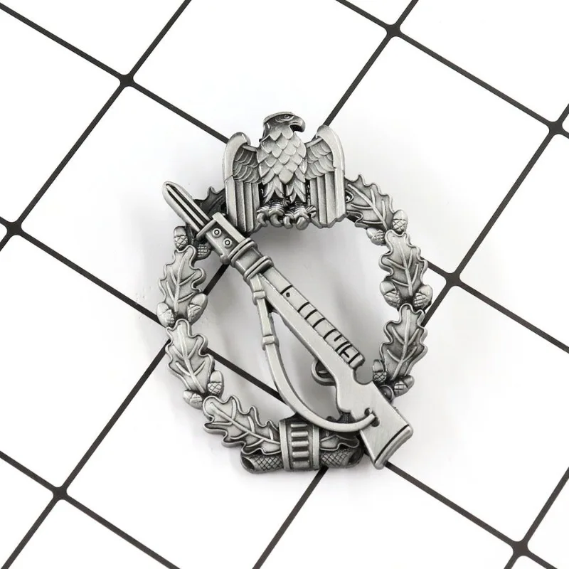 ΠΠ΅ΡΠ°Π»Π»ΠΈΡΠ΅ΡΠΊΠ°Ρ Π±ΡΠΎΡΡ Β«ΠΠΈΠ½ΡΠ°ΠΆΠ½ΡΠΉ ΠΎΡΠ΅Π»-ΠΏΠΈΡΡΠΎΠ»Π΅ΡΒ» ΠΈΠ· Π΄ΡΠ±ΠΎΠ²ΠΎΠ³ΠΎ Π»ΠΈΡΡΠ°, Π½Π΅ΠΌΠ΅ΡΠΊΠΈΠΉ ΠΏΠ°ΠΌΡΡΠ½ΡΠΉ Π·Π½Π°ΡΠΎΠΊ Π²ΡΠ΅ΠΌΠ΅Π½ ΠΡΠΎΡΠΎΠΉ ΠΌΠΈΡΠΎΠ²ΠΎΠΉ Π²ΠΎΠΉΠ½Ρ, ΠΊΠΎΠΏΠΈΡ ΠΠ΅ΡΠ°Π»Π»ΠΈΡΠ΅ΡΠΊΠ°Ρ Π±ΡΠΎΡΡ Β«ΠΠΈΠ½ΡΠ°ΠΆΠ½ΡΠΉ ΠΎΡΠ΅Π»-ΠΏΠΈΡΡΠΎΠ»Π΅ΡΒ» ΠΈΠ· Π΄ΡΠ±ΠΎΠ²ΠΎΠ³ΠΎ Π»ΠΈΡΡΠ°, Π½Π΅ΠΌΠ΅ΡΠΊΠΈΠΉ ΠΏΠ°ΠΌΡΡΠ½ΡΠΉ Π·Π½Π°ΡΠΎΠΊ Π²ΡΠ΅ΠΌΠ΅Π½ ΠΡΠΎΡΠΎΠΉ ΠΌΠΈΡΠΎΠ²ΠΎΠΉ Π²ΠΎΠΉΠ½Ρ, ΠΊΠΎΠΏΠΈΡ