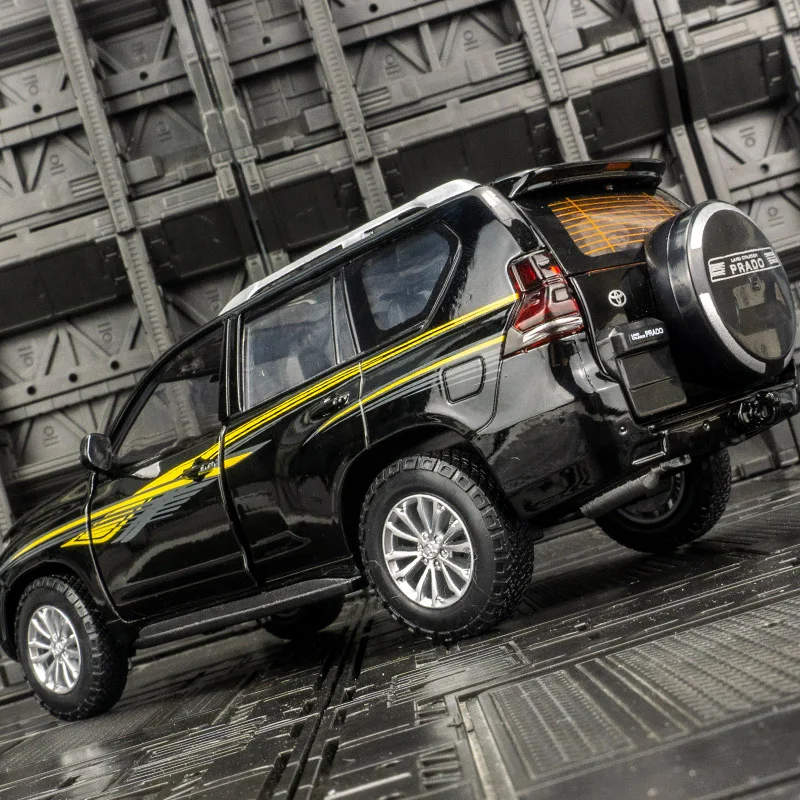 CCA 1:24 simulação Toyota Prado liga modelo de veículo off-road, portas e capô do motor, porta-malas pode ser aberto com som e luz