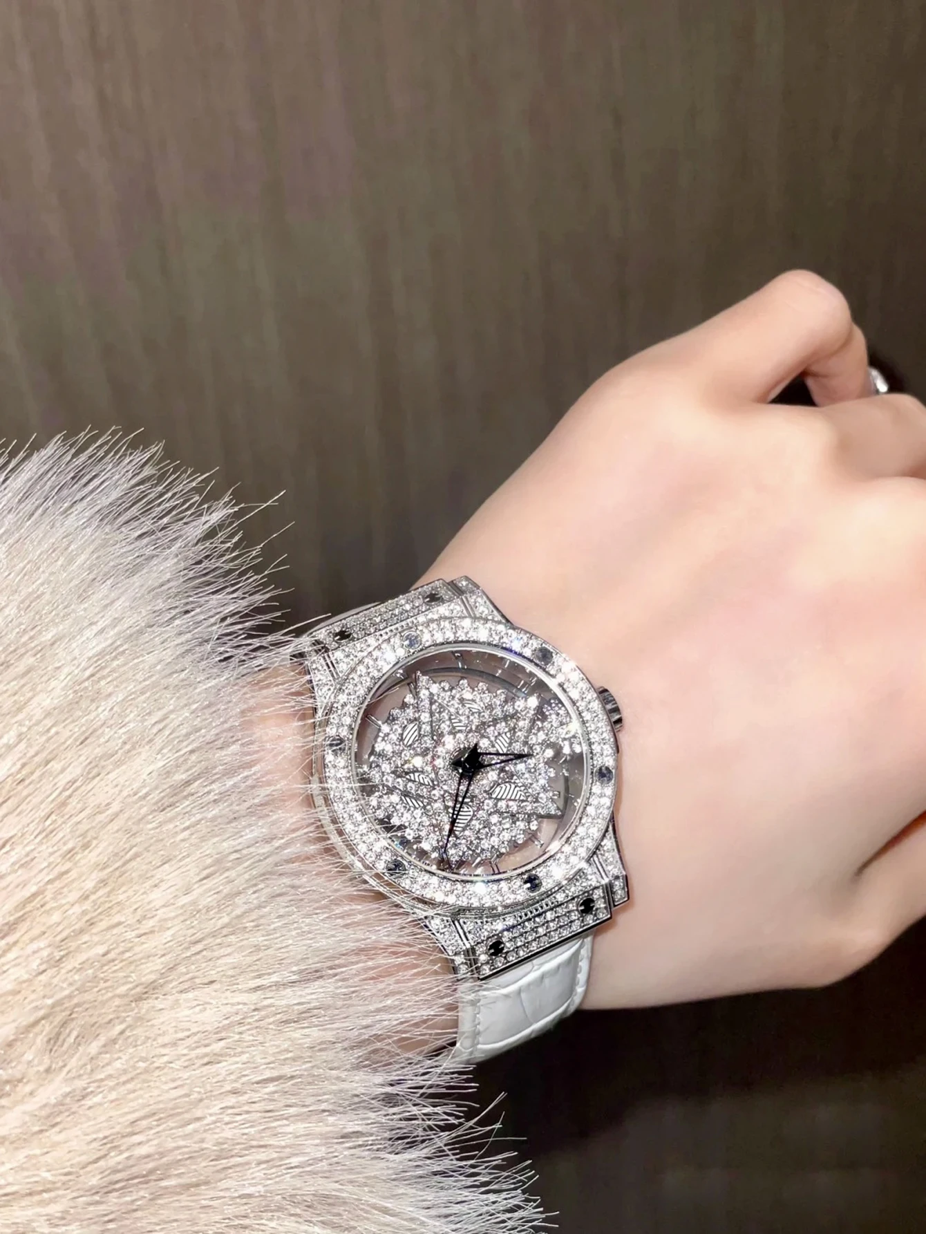 1 new silver fashion elegant ladies quartz watch five-pointed star rotating dial inlaid diamond with white leather strap leisure simple niche ladies waterproof watch