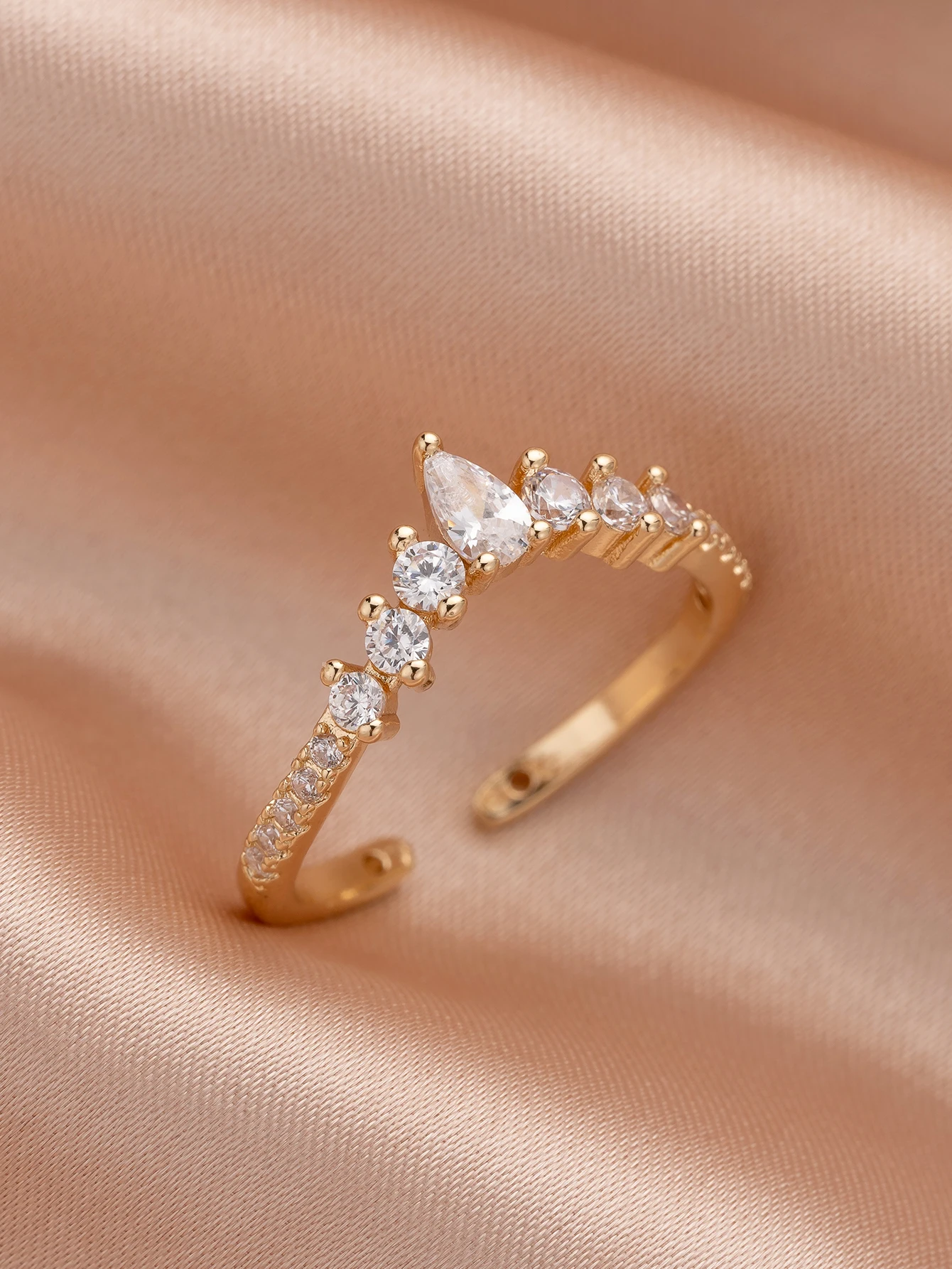 Elegantes und charmantes Kronendesign mit offenem Ring-Set mit glänzendem synthetischem Zirkon, perfekt für tägliche Bankette und Partys