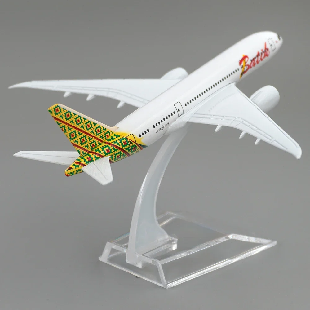 1/400 طائرة بوينغ 787 الإندونيسية الباتيك الهواء 14 سنتيمتر سبيكة طائرة B787 نموذج الأطفال هدية لجمع مكتب الديكور