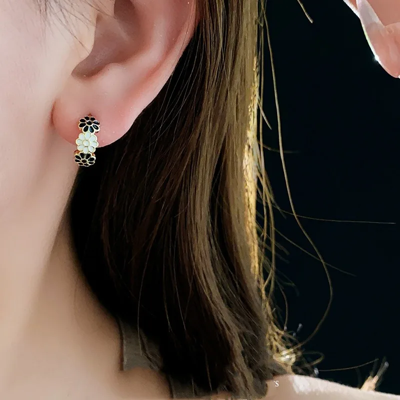 

New Women's Earrings Temperament Sweet Dripping Oil Flower Copper Earrings Still Simple Fashion Luxury Party