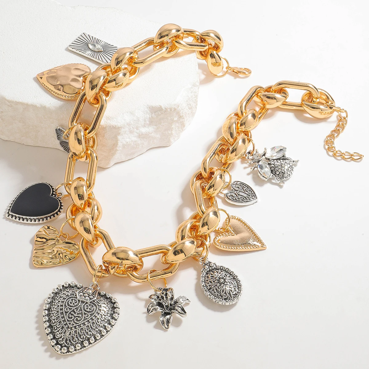 ZAA 2025 Trendy Necklace With Heart Charms For Women Golden Alloy Metal Exquisite Pendant Chain Necklace Suitable For Banquets