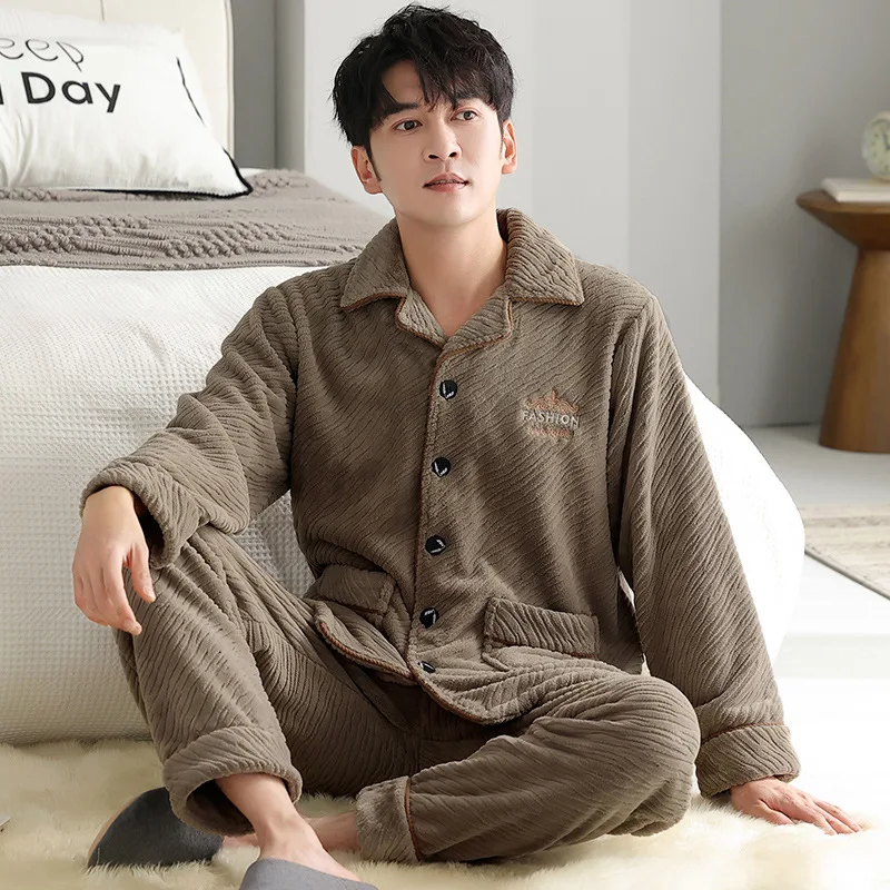

Мужская зимняя пижама: теплый и утепленный комплект для сна и дома для пожилых мужчин