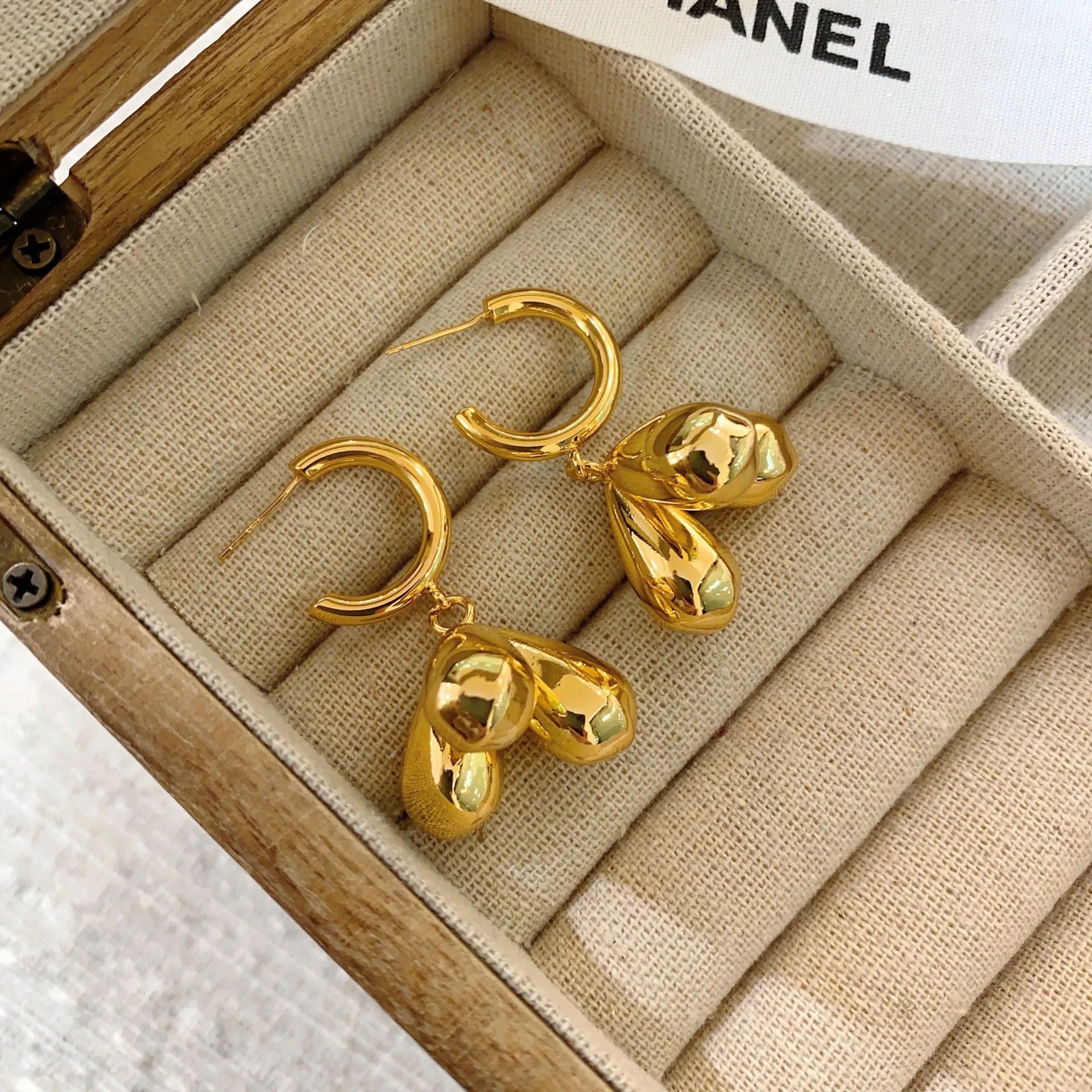 

NISHIZAWA French Style Fashionable Temperament Water Drop Earrings for Women Hollow Metal Ball Earrings