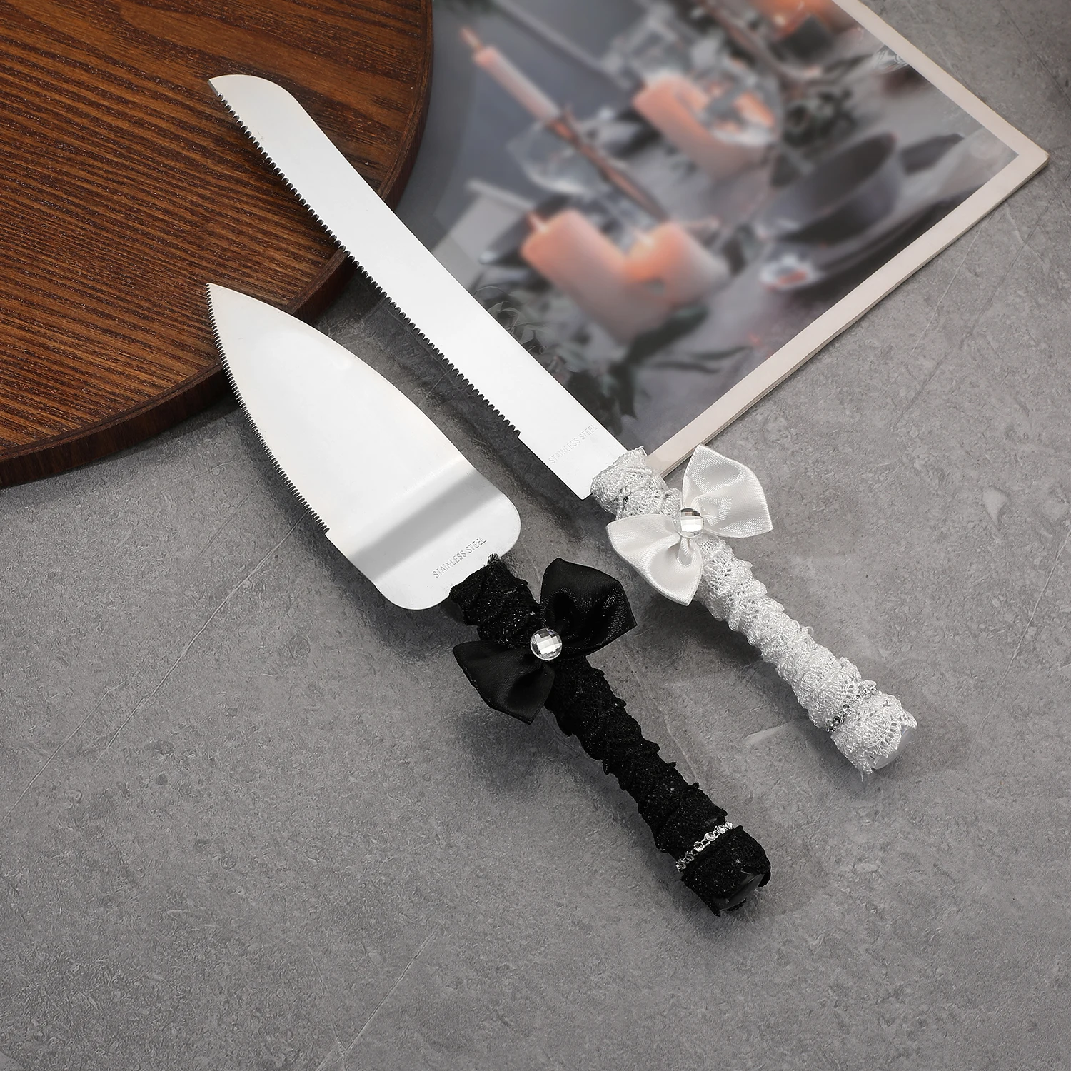 طقم زفاف من أدوات المائدة للأكواب، تصميم رومانسي باللونين الأبيض والأسود، حصريًا للعروس والعريس.