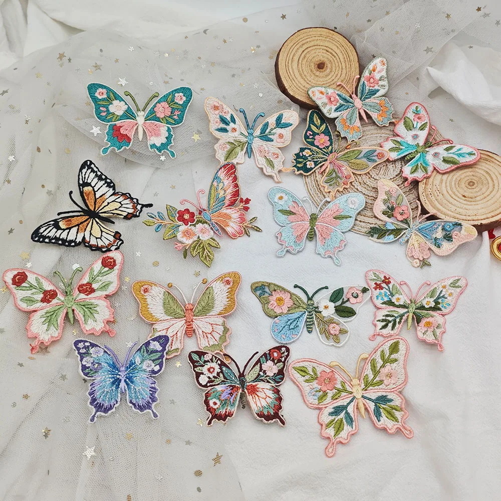 Vintage-Blumen-Schmetterlings-Stickerei zum Aufbügeln, niedliche Wärmeübertragungsapplikation für DIY-Kleidung, Jacken, Dekoration, einfach anzubringen.