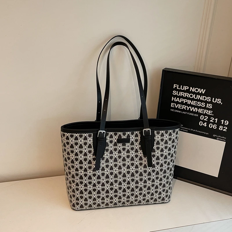 

2025 Sense of Luxury Fashion New PU Geometric Shoulder Bags Large Capacity High Quality Temperament Commute Tote Bags for Women