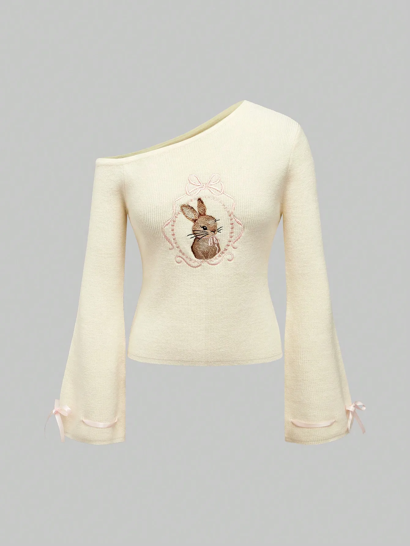 

Вязаный свитер с открытыми плечами, вышитым зайчиком и бантом, длинными рукавами с расклешенными манжетами