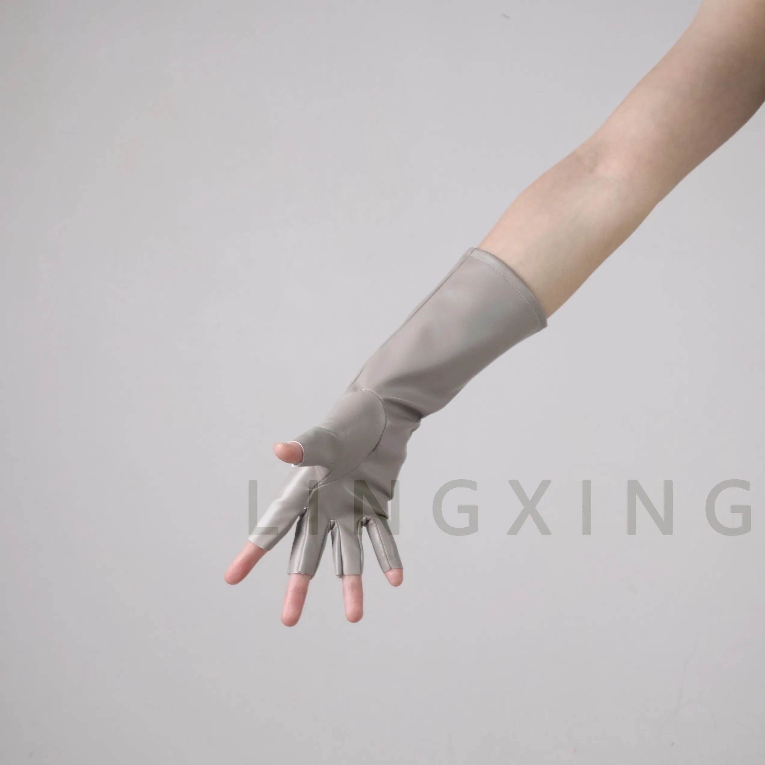 11 Zoll (28 cm) lange fingerlose Handschuhe aus Kunstleder, glänzend, schwarz-silber, halbfingerlos, fingerlose Wärmer, Handgelenkstulpen, Armstulpen, sexy – Detail 17