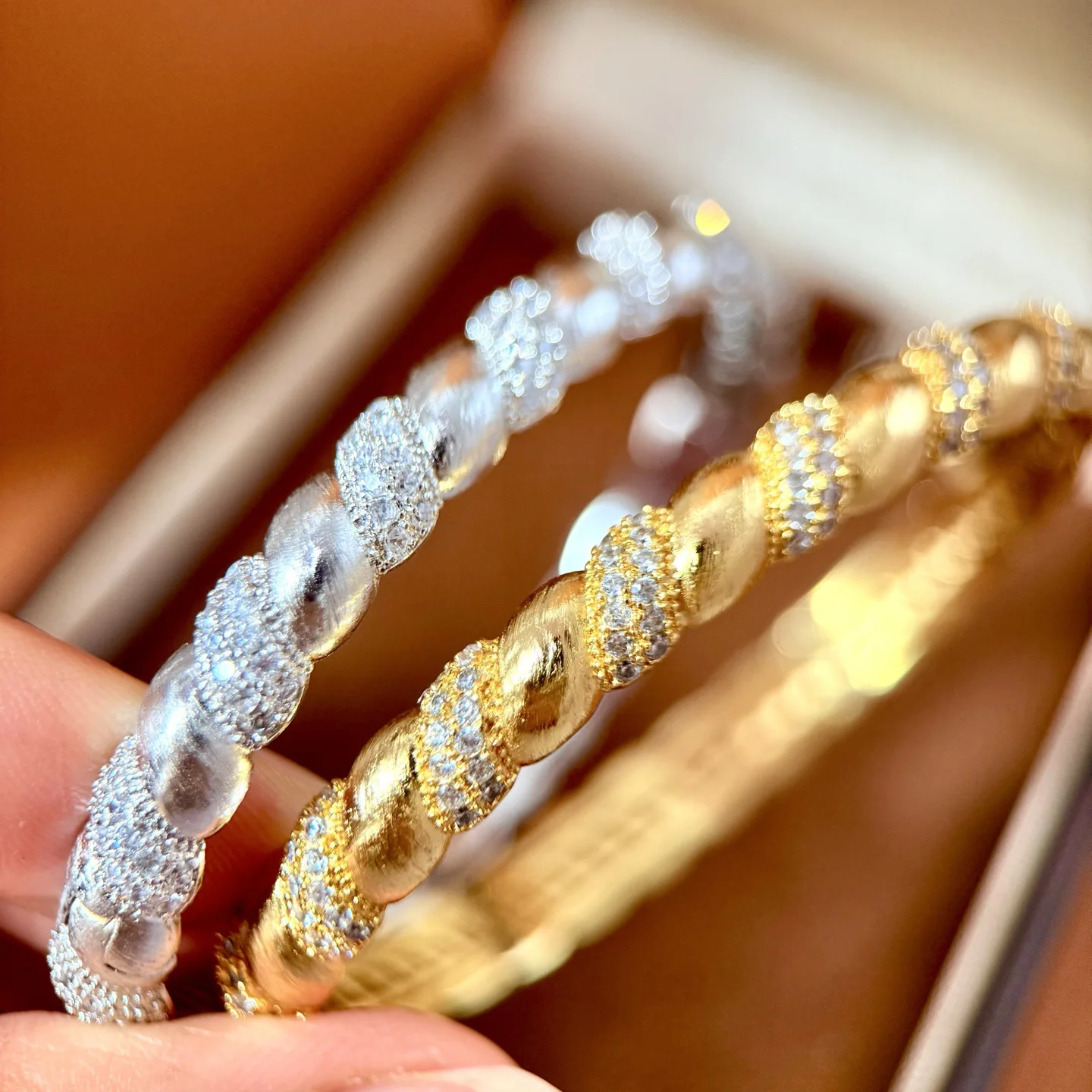 

Viintage Old Money French Court Twisted Rope Filigree Zircon Bracelets for Women Gold Luxury Baroque Cuff Bangle Retro Jewelry