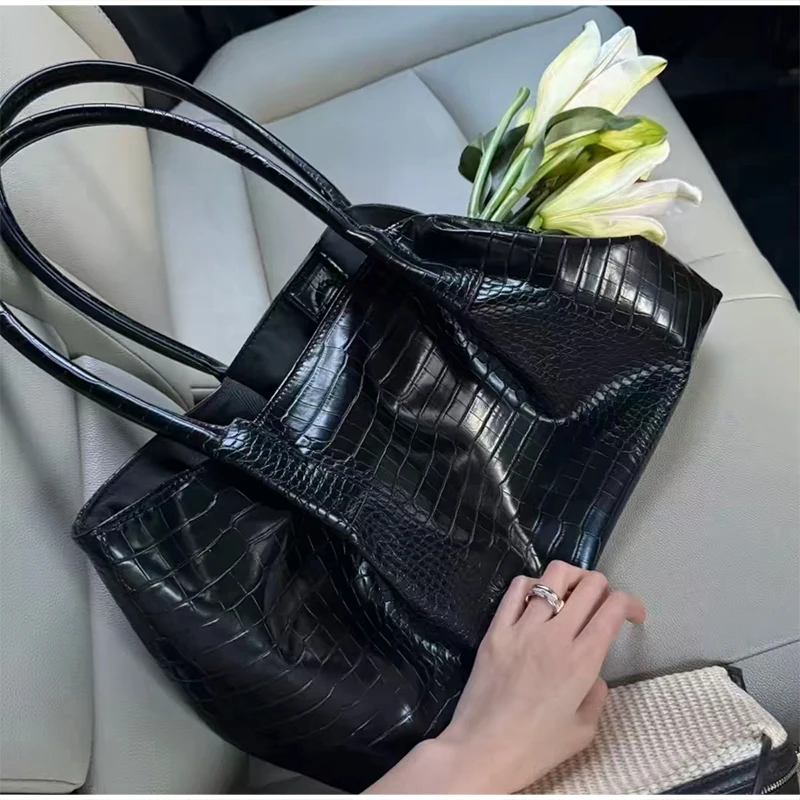 Crocodile Embossed Soft Leather Tote Bag Large Capacity Black Shoulder Handbag Commute Purse Casual Zipper Women Daily Carry Bag