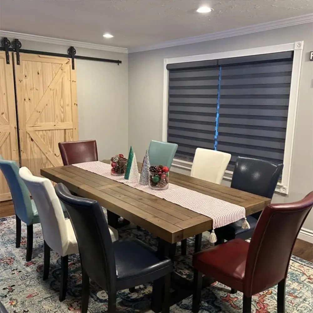 Cadeiras Parsons em couro sintético para salas de jantar e espaços residenciais com pernas de madeira