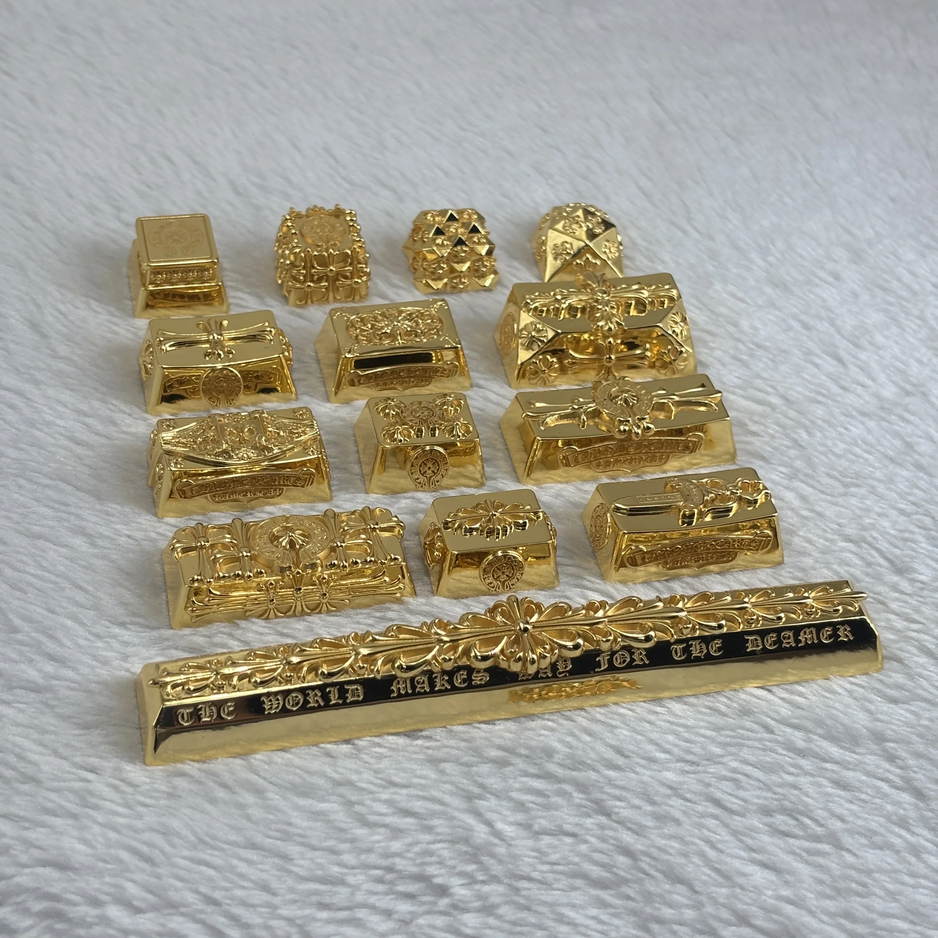 

Gold-colored pure copper keycaps, featuring an interwoven embossed design, are suitable for mechanical keyboards, offering luxur