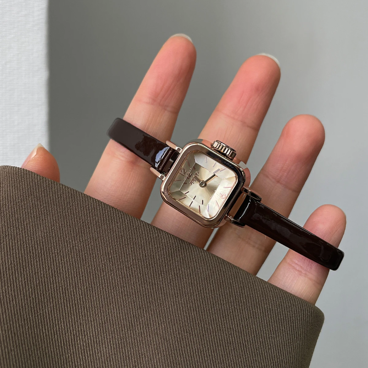 CILOA New Women's Vintage-Inspired Light Luxury Quartz Watch - Square Dial, Leather Strap, Elegant, Waterproof