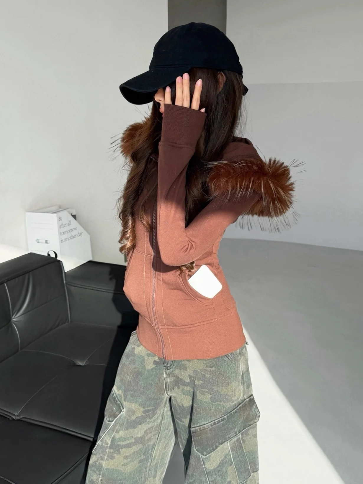 Damska bluza z kapturem, dopasowany krój, zapinana na zamek w pasie, z kołnierzem z prawdziwego futra, codzienna odzież wierzchnia, mieszanka bawełny i poliestru.