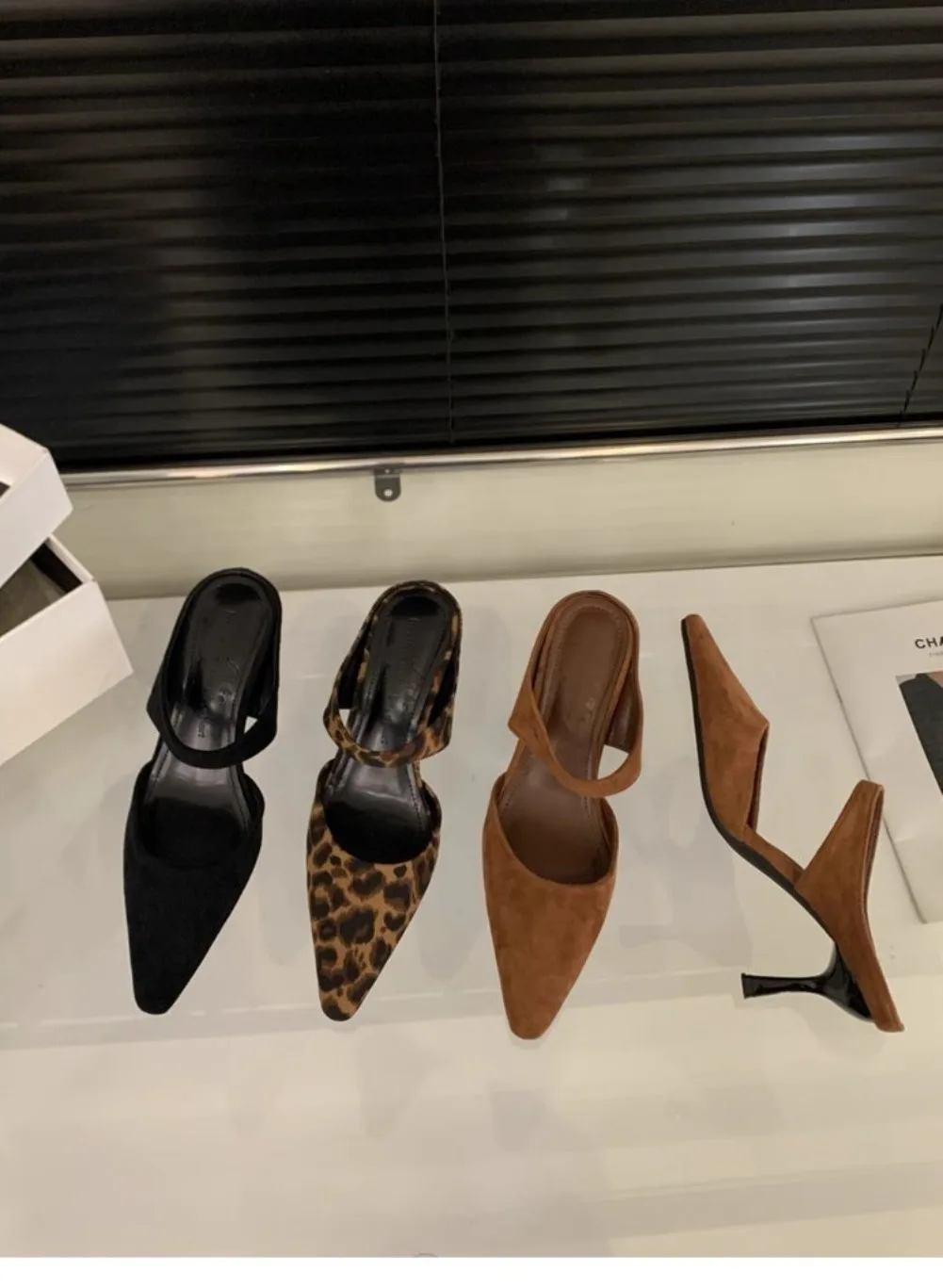 Französische Retro-Damen-Pantoletten mit offener Spitze, spitze Wildleder-High-Heels, elegante Halbschuhe, schlichte neue geschlossene Halbpantoffeln 2026 – Detail 10