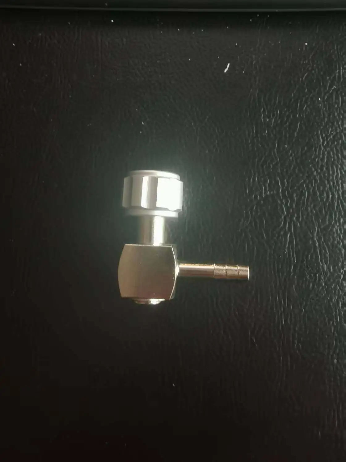 Special connector for ventilator, oxygen connector, center oxygen connector, 3/8 internal wire active 9/16Dis connector