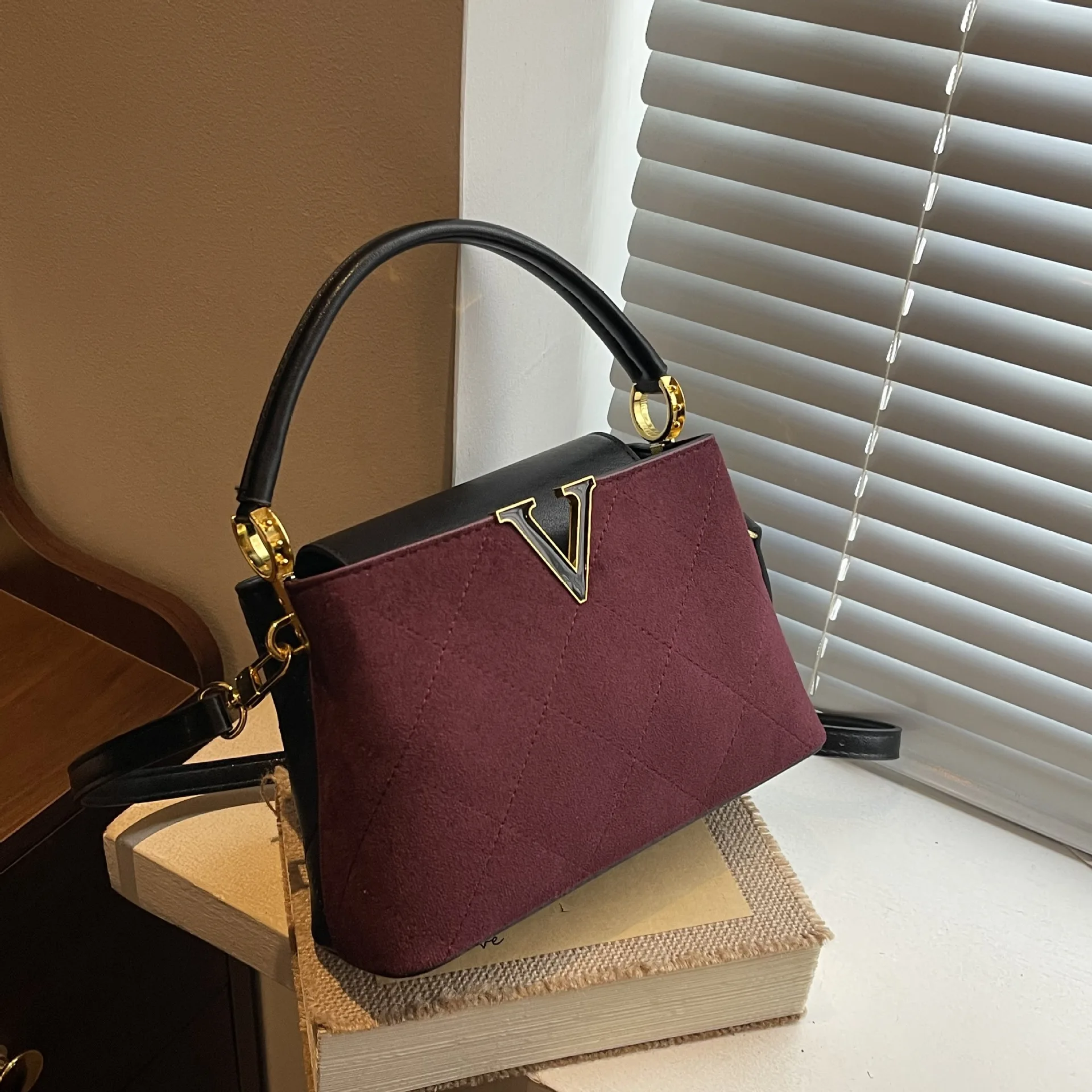 

2025 A/W Minimalist Top Handle Bag Convertible Shoulder Crossbody Purse for Women Versatile Day to Night Tote Chic Carryall Bag​