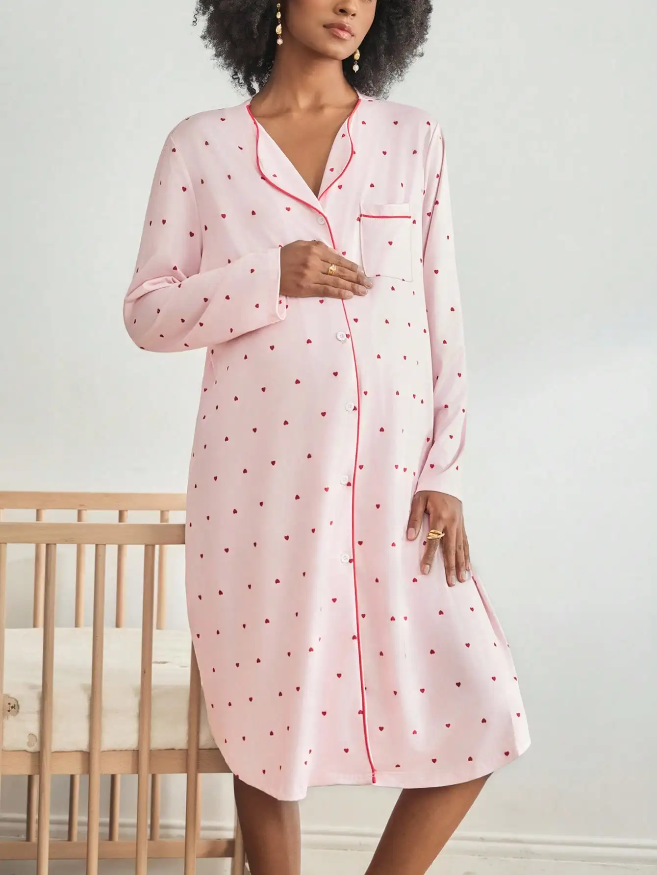 

Ночная рубашка для беременных с длинными рукавами, принтом в виде сердечек, контрастной отделкой и накладным карманом.